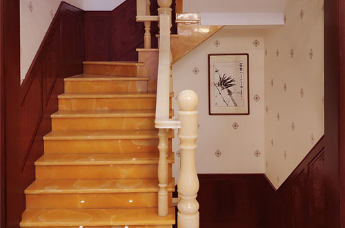 后湖管理区中式别墅室内汉白玉石楼梯的定制安装装饰效果
